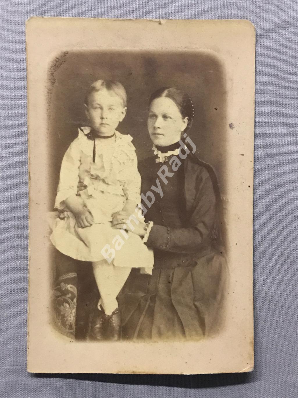 1880-е гг. фотограф Глазачев В. Новгород дом Степанова (раннее фото) Мать с доче