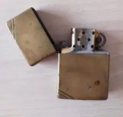 Зажигалка Zippo сделанная по модели корпуса 1946 года.