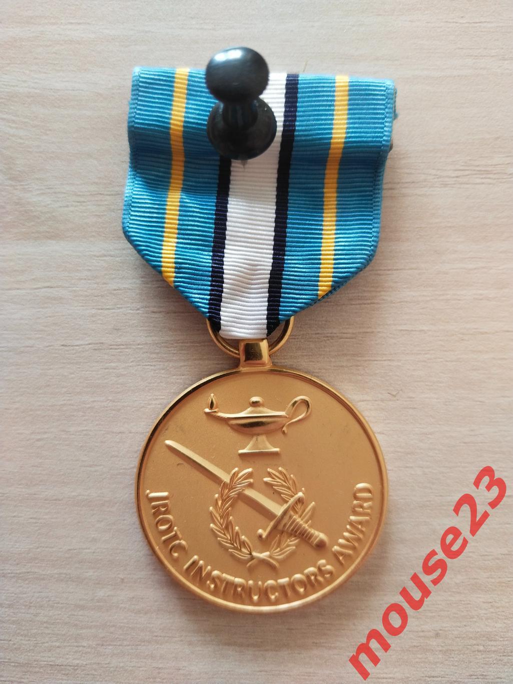 Бронзовая медаль инструктора Учебного корпуса младших офицеров запаса США (2)