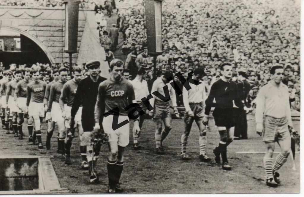 Футбол. Сборная СССР выходит на матч с Польшей 1957