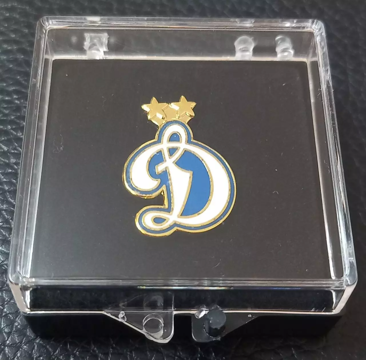 Значок ФК Динамо Москва. Д белая.