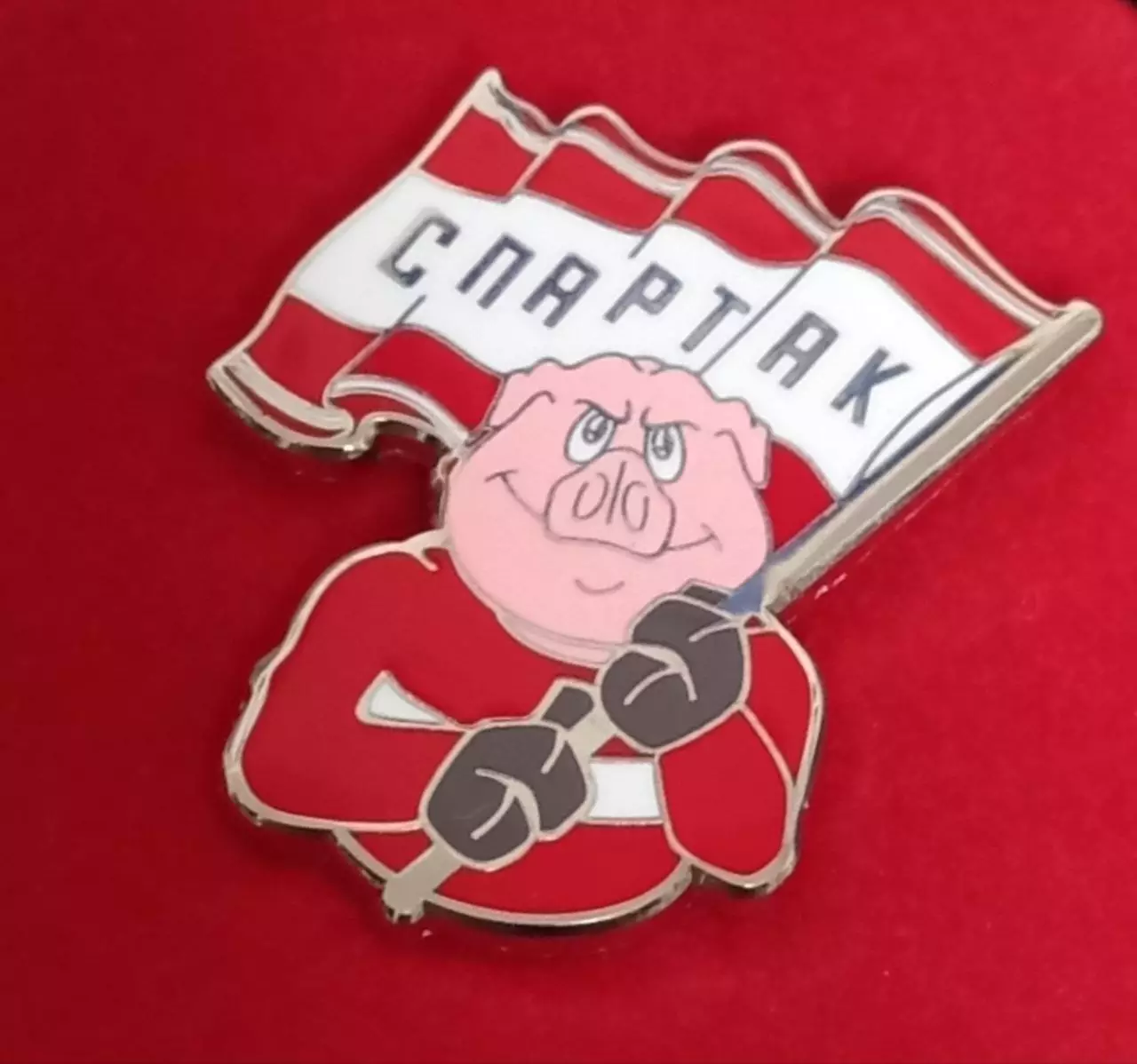 Значок ФК Спартак Москва. Поросенок с флагом.
