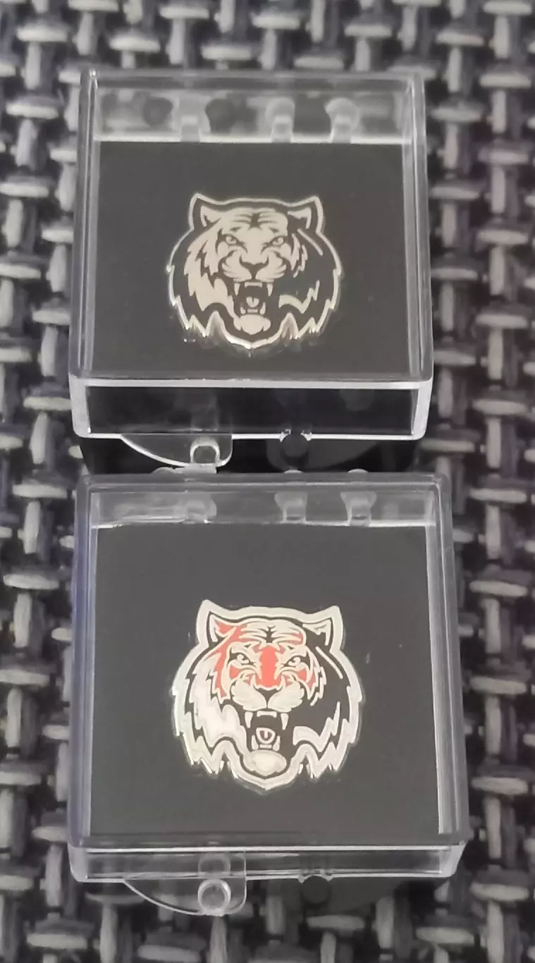 Значок ХК Амур Хабаровск. Логотип монохром. 1