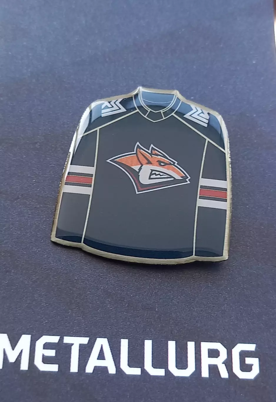 Значок ХК Металлург Магнитогорск. Джерси синее.