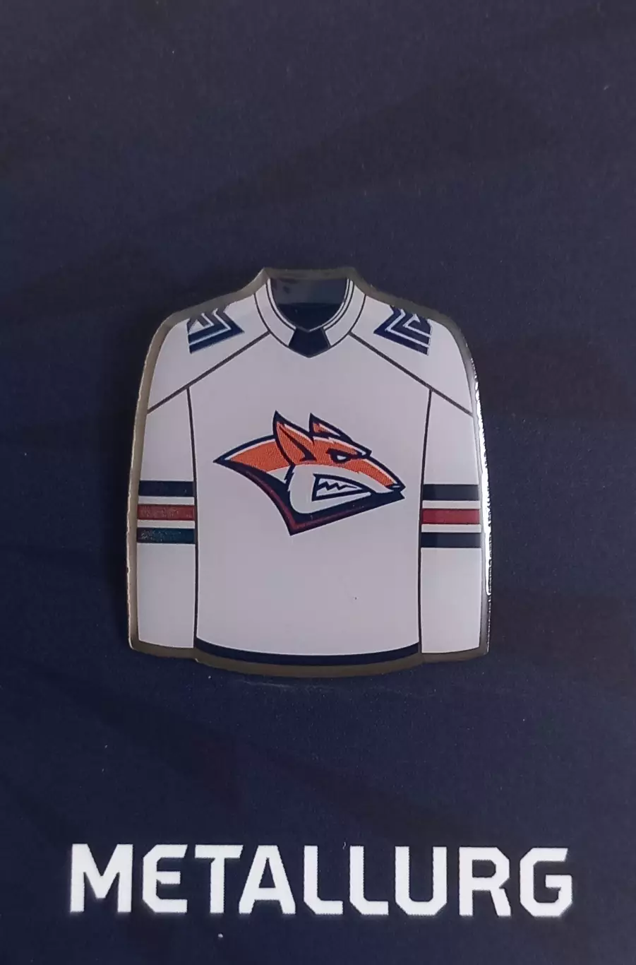 Значок ХК Металлург Магнитогорск. Джерси белое.