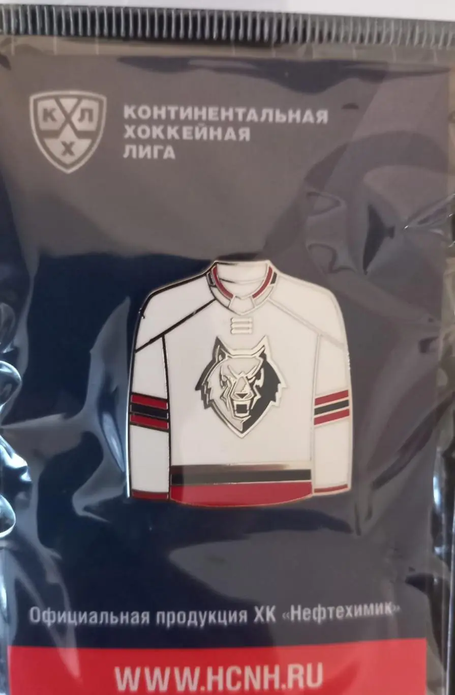 Значок ХК Нефтехимик Нижнекамск. Джерси белое 1