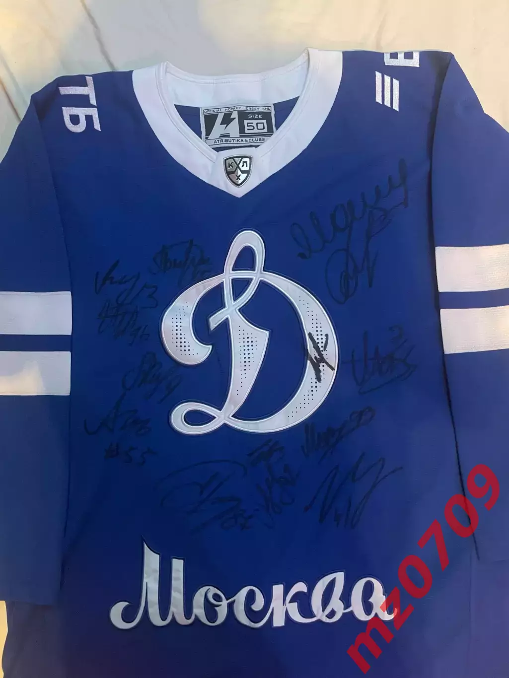 Хк динамо хоккейный свитер динамо с автографами 1