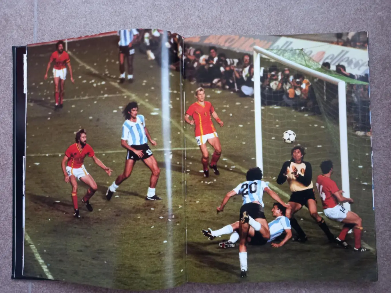 Чемпионат мира 1982 Baumann 256 стр. 21х30 1