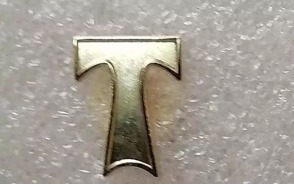 Значок ФК Торпедо Москва - золотистая буква Т