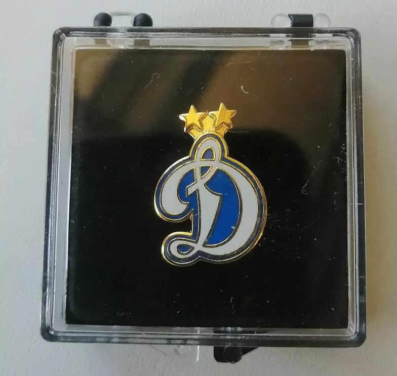 Значок ФК Динамо Москва.