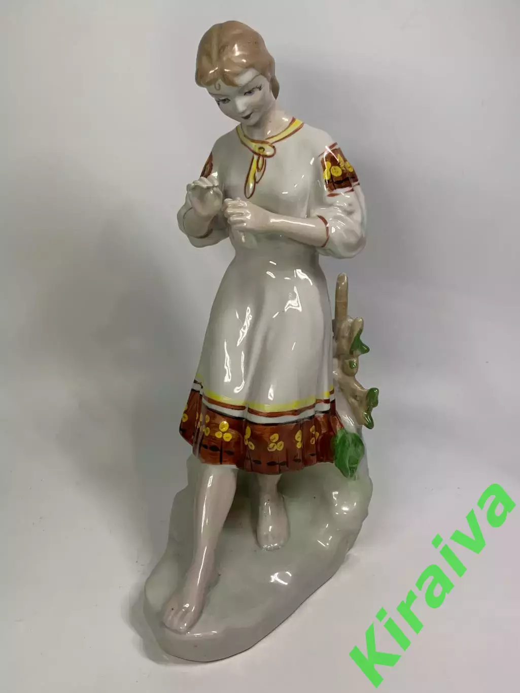 Статуэтка фарфоровая девушка с косой «Гадание на ромашке» винтаж СССР По Н4388,2