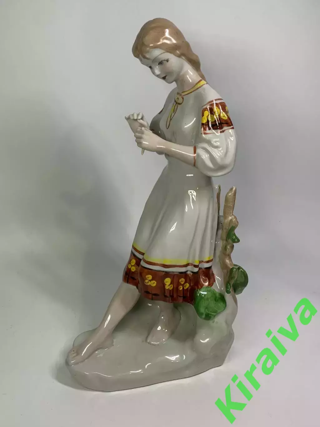 Статуэтка фарфоровая девушка с косой «Гадание на ромашке» винтаж СССР По Н4388,2 1