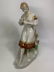 Статуэтка фарфоровая девушка с косой «Гадание на ромашке» винтаж СССР По Н4388,2