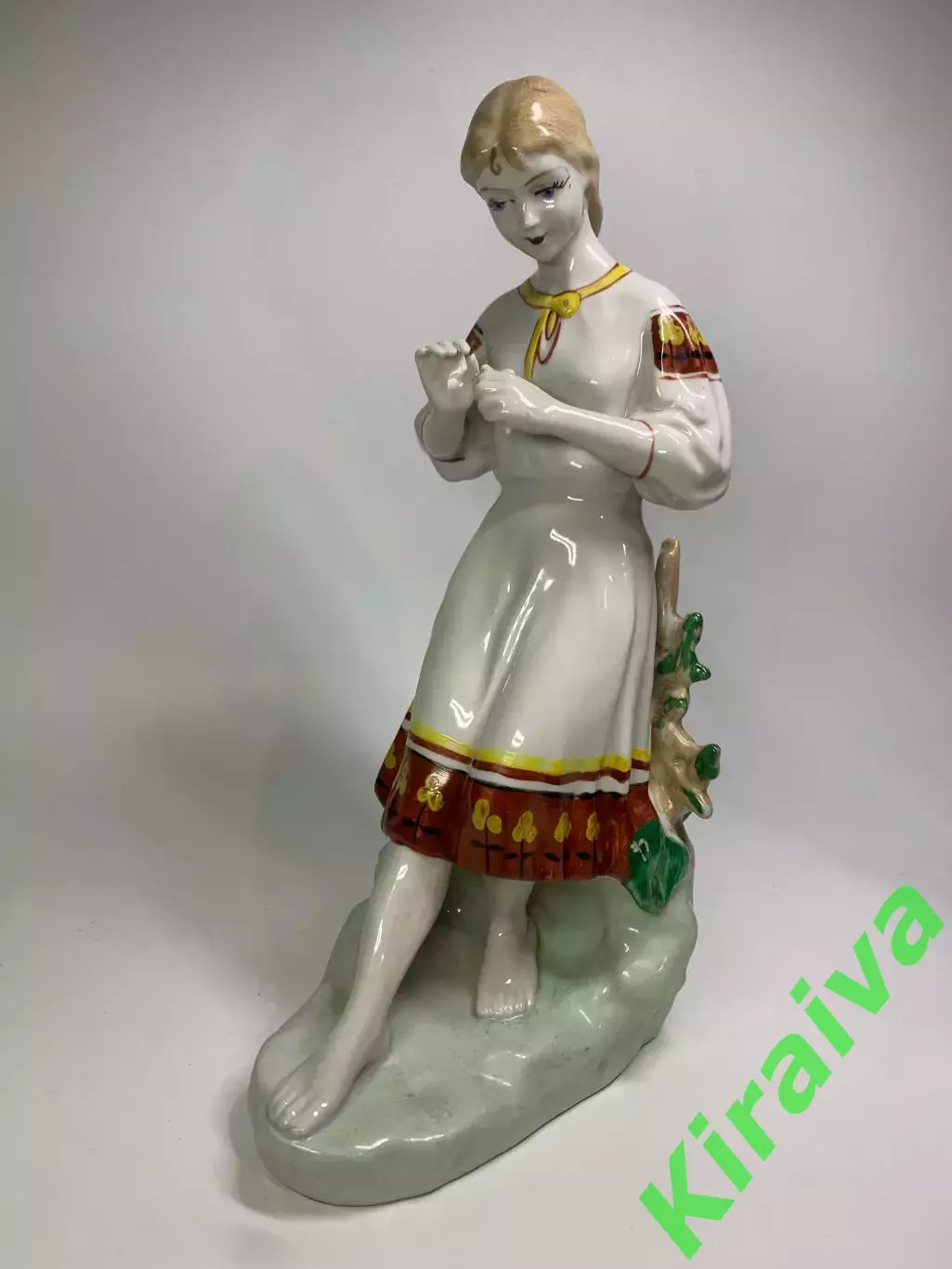 Статуэтка фарфоровая девушка с косой «Гадание на ромашке» винтаж СССР По Н4388,1