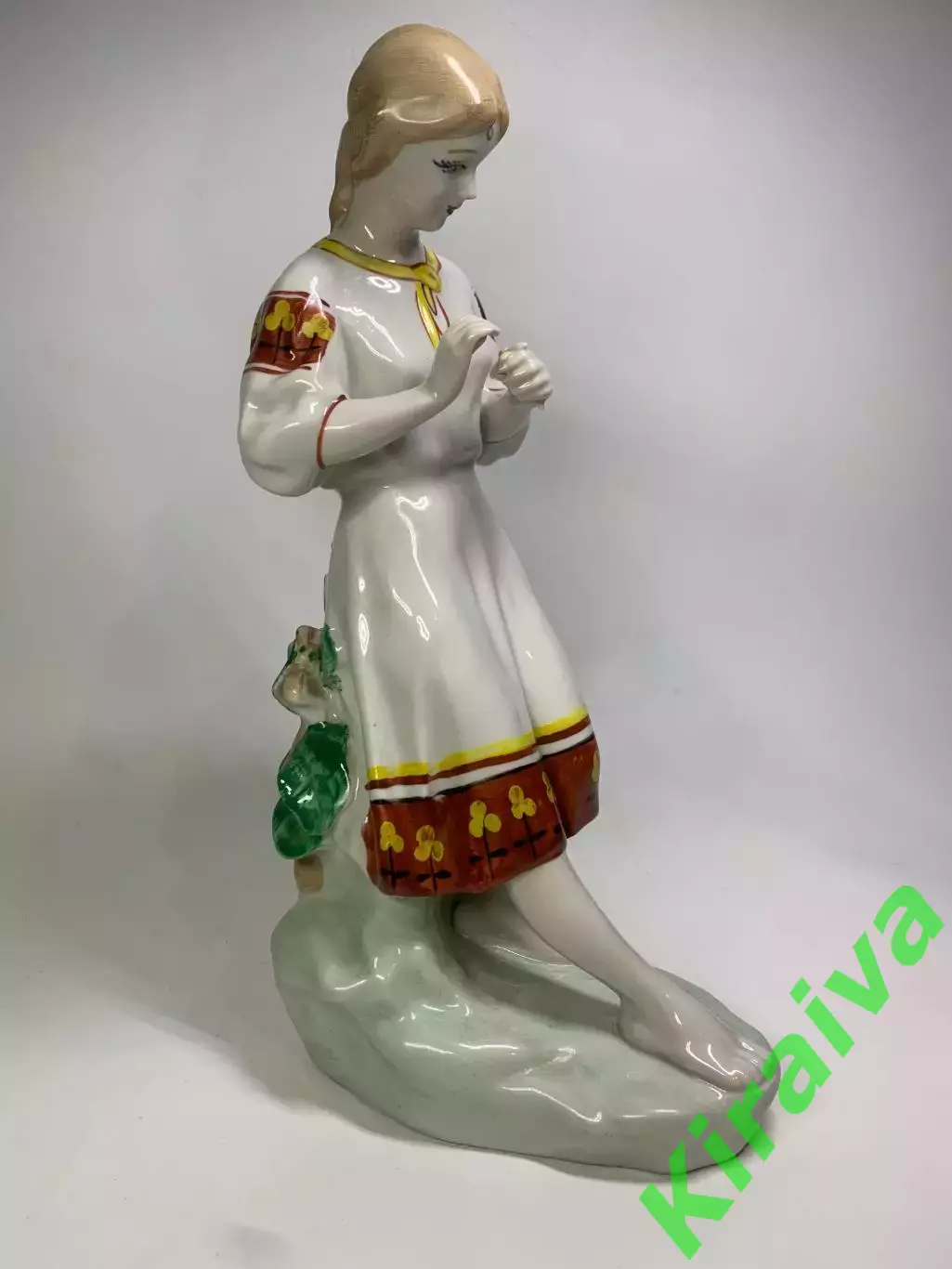 Статуэтка фарфоровая девушка с косой «Гадание на ромашке» винтаж СССР По Н4388,1 1