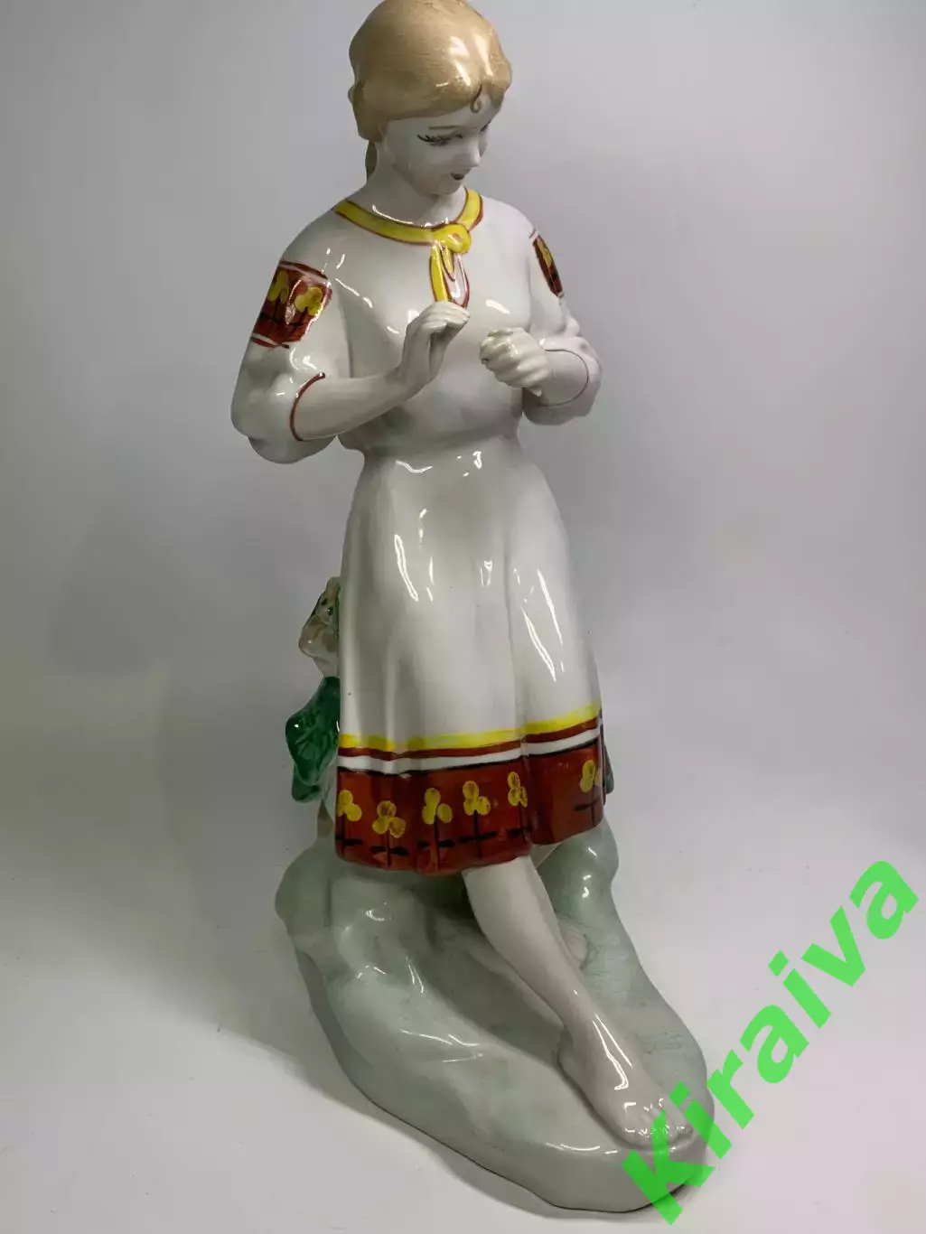 Статуэтка фарфоровая девушка с косой «Гадание на ромашке» винтаж СССР По Н4388,1 2