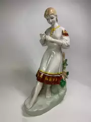 Статуэтка фарфоровая девушка с косой «Гадание на ромашке» винтаж СССР По Н4388,1