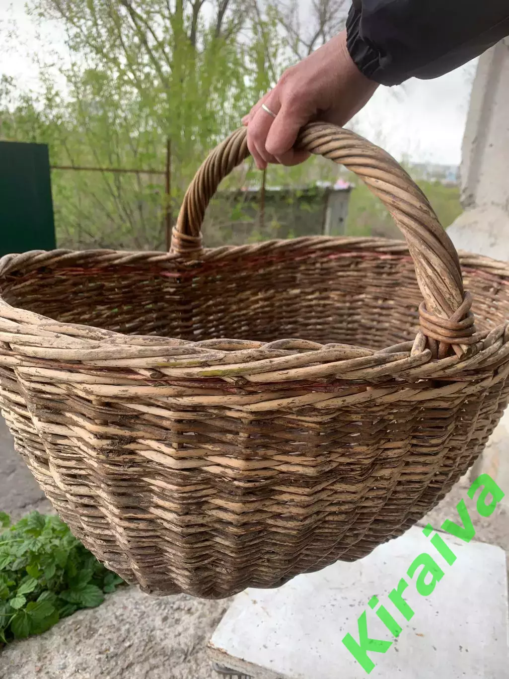 Корзина плетёная из лозы овальная большая с ручкой ажурная бежевая винтаж Н2900