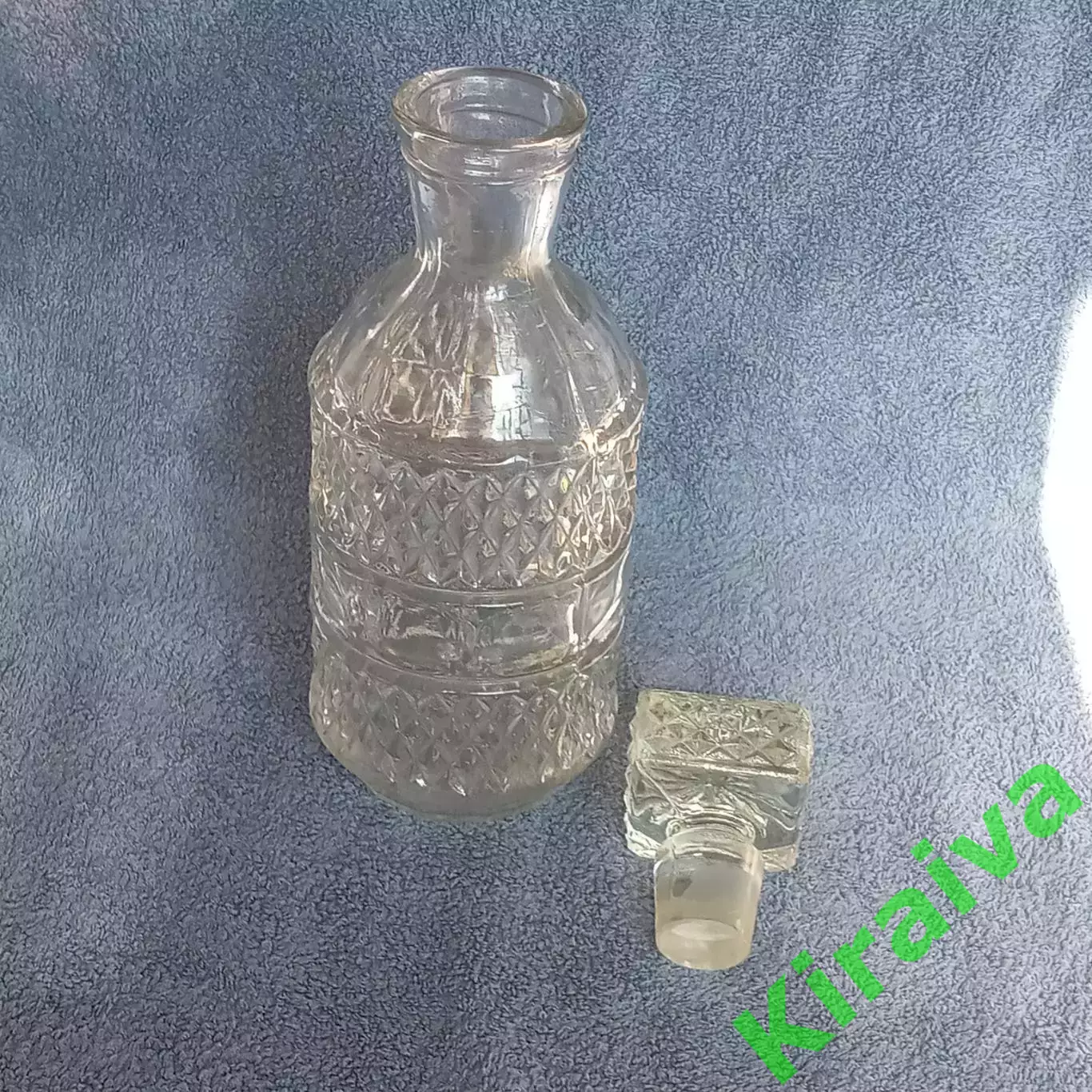 Винтажный стеклянный графин с рельефным узором СССР, 22 см (Н124)