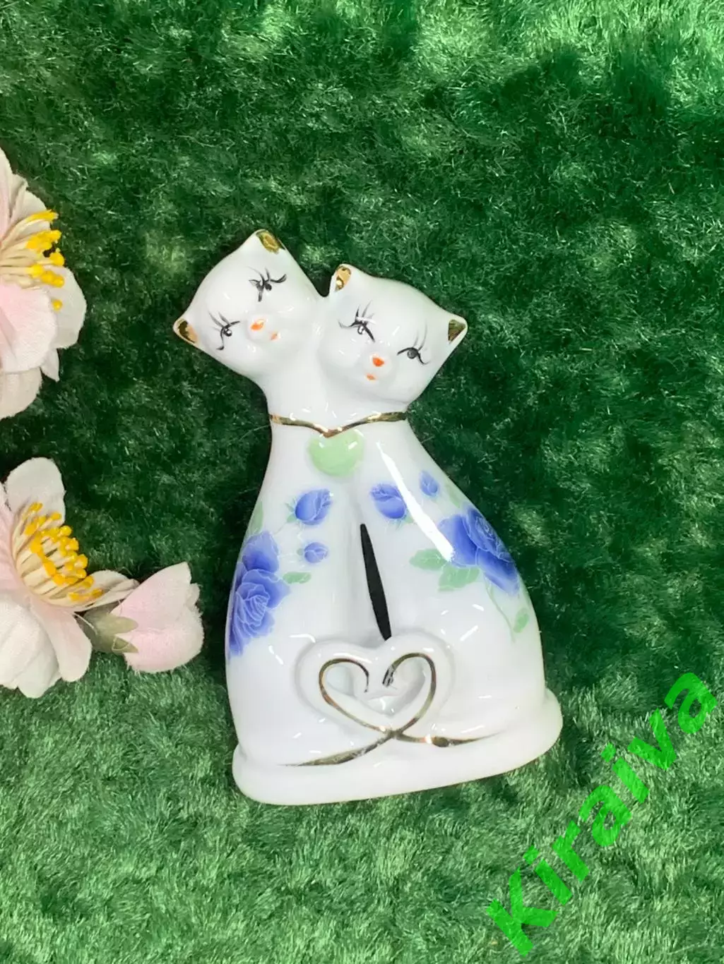 Статуэтка «Влюблённые котики» фарфоровая фигурка, синие розы и сердце (Н8194)
