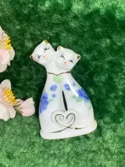 Статуэтка «Влюблённые котики» фарфоровая фигурка, синие розы и сердце (Н8194)