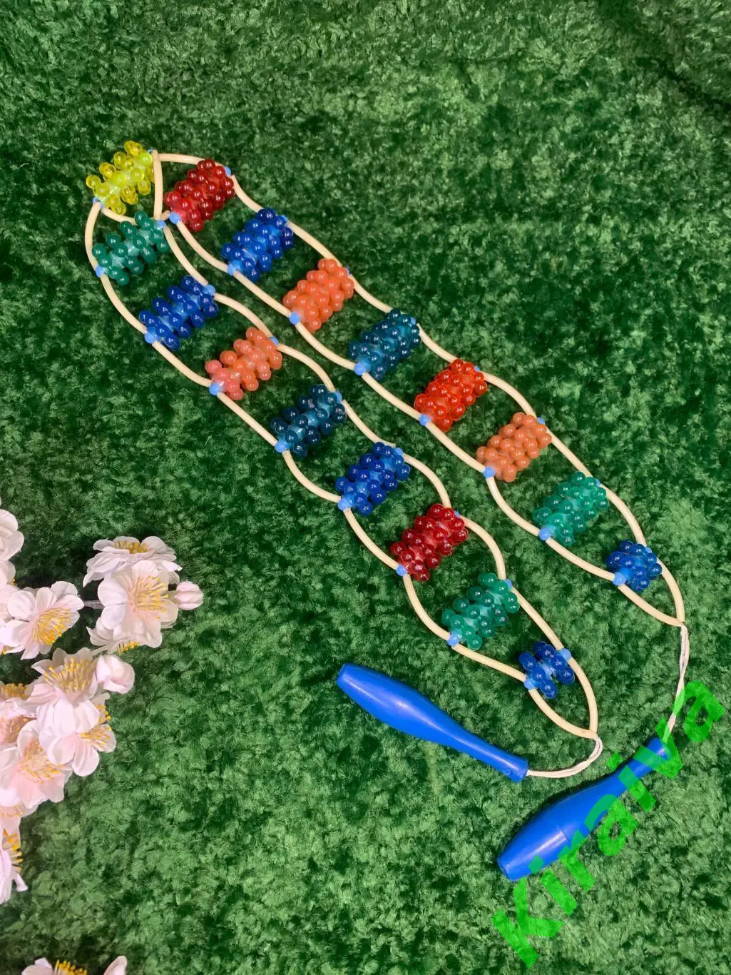 Массажер пластиковы ленточно-роликовый для спины ног тела ребристые шарики н8008