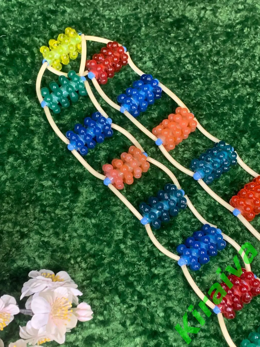 Массажер пластиковы ленточно-роликовый для спины ног тела ребристые шарики н8008 1