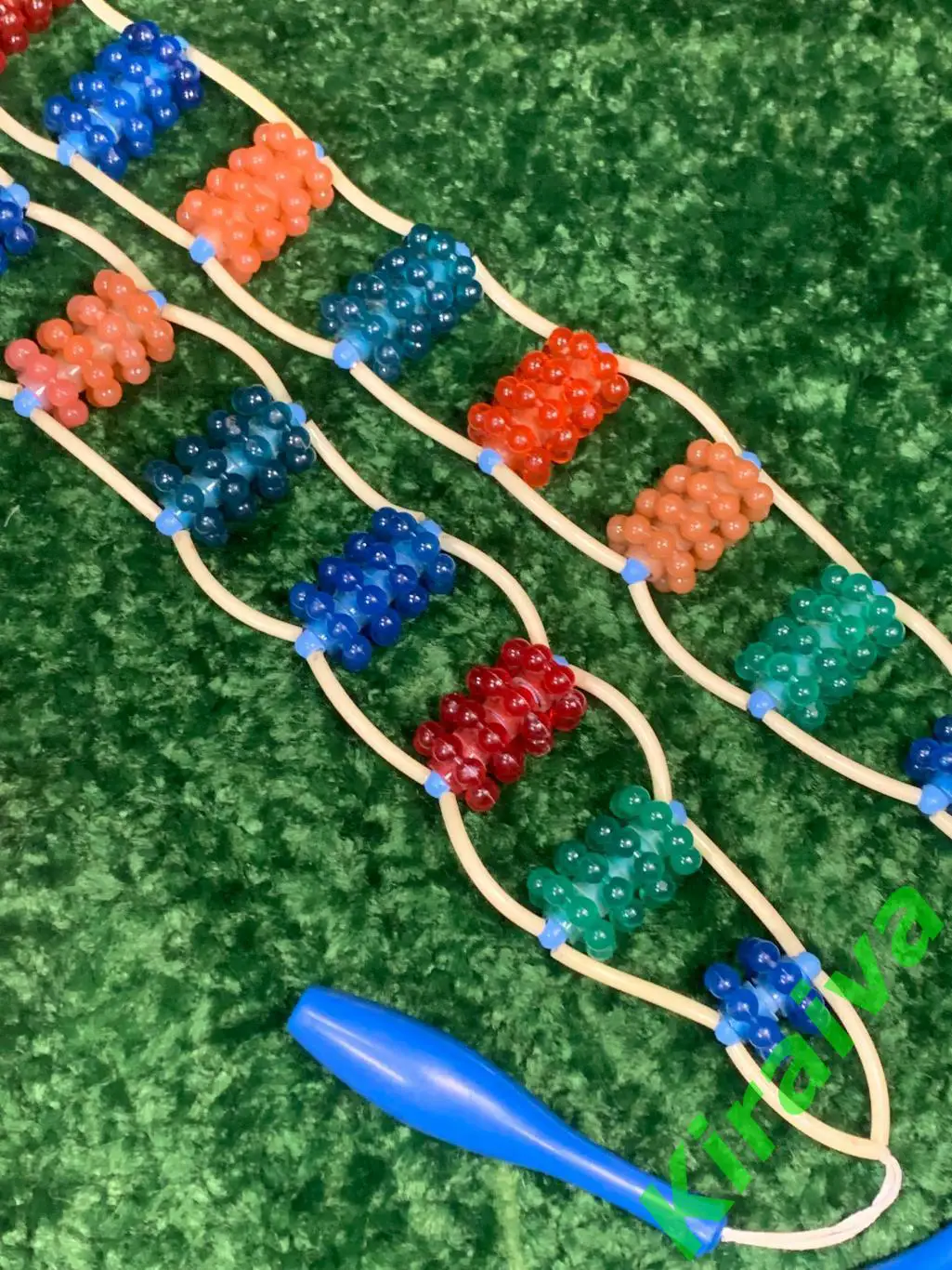 Массажер пластиковы ленточно-роликовый для спины ног тела ребристые шарики н8008 2