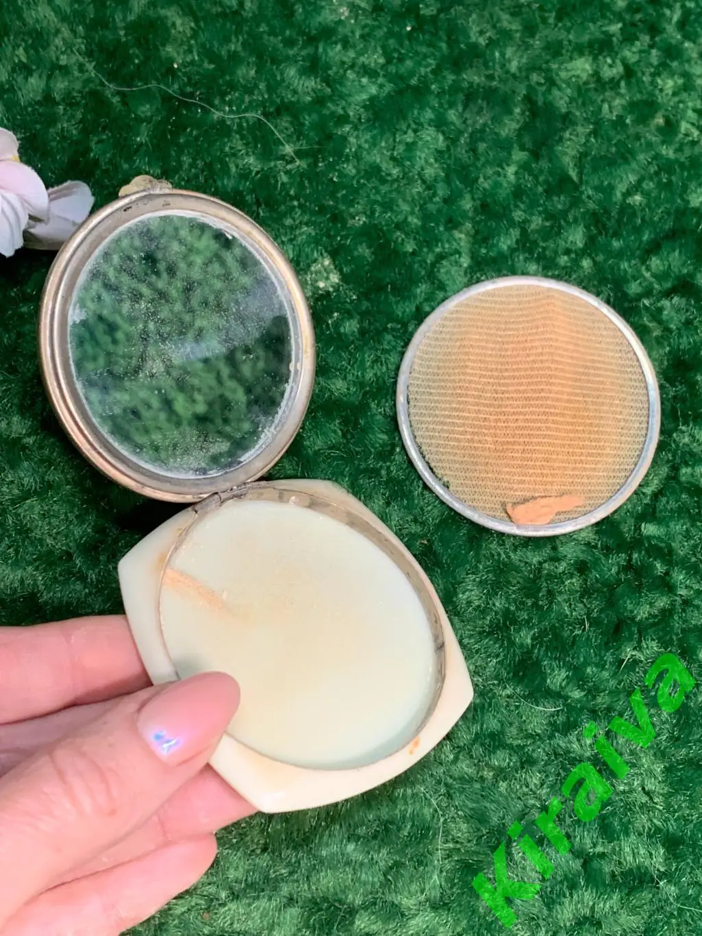 Винтажная пудреница с зеркалом и пуховкой Н1829 под слоновую кость декорирована 2