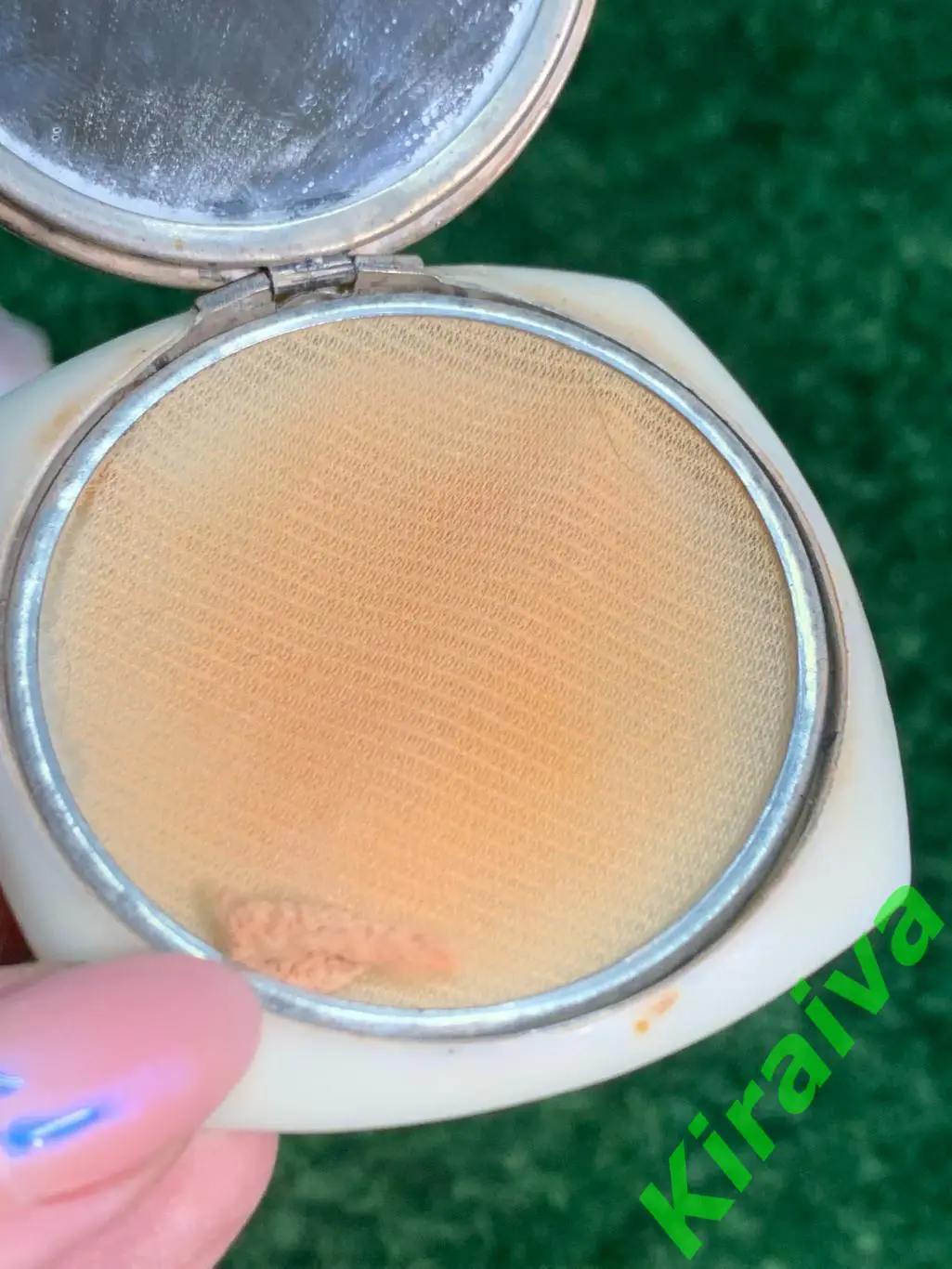 Винтажная пудреница с зеркалом и пуховкой Н1829 под слоновую кость декорирована 3