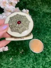 Винтажная пудреница с зеркалом и пуховкой Н1829 под слоновую кость декорирована