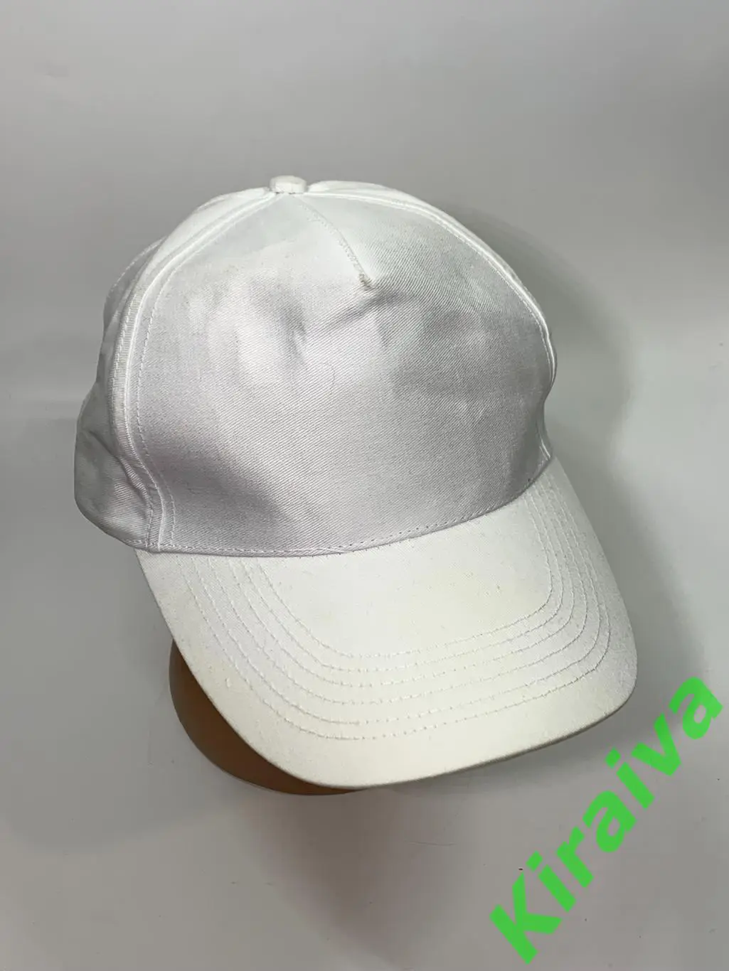 Белая хлопковая бейсболка с изогнутым козырьком и регулировкой на липучке Н084 1