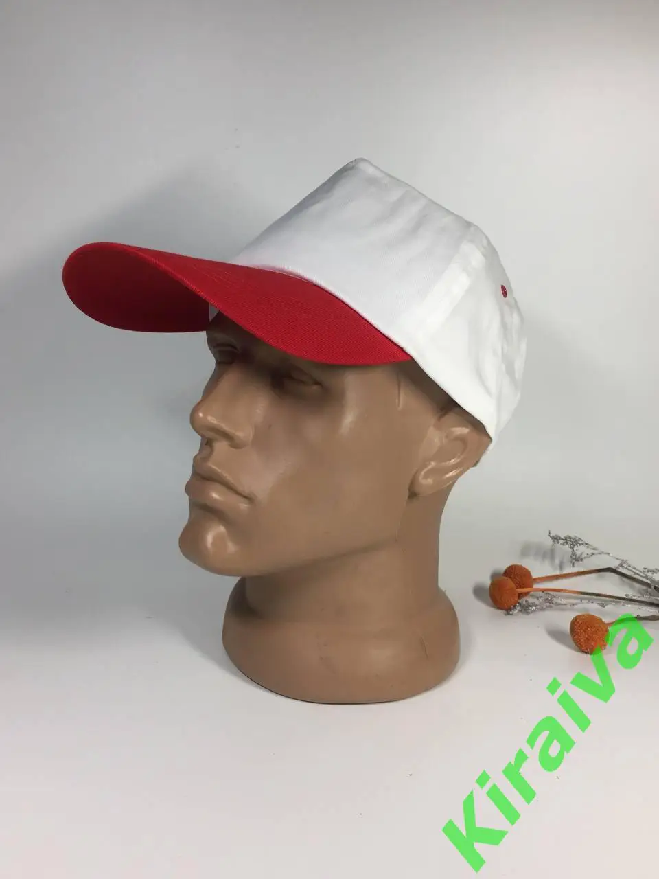 Белая бейсболка с красным изогнутым козырьком хлопковая регулировкой на защелке 1