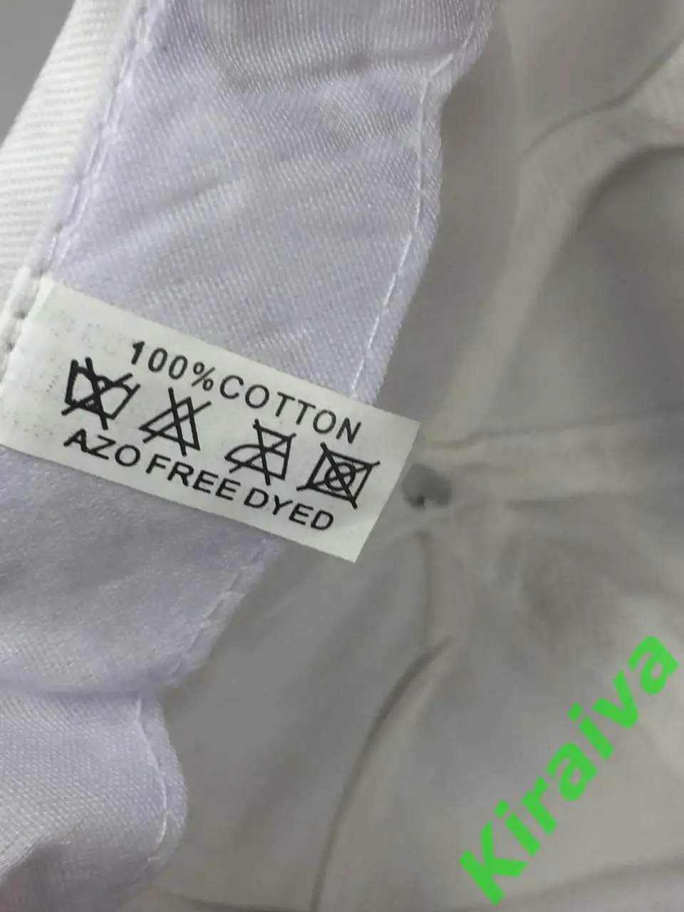 Белая бейсболка с красным изогнутым козырьком хлопковая регулировкой на защелке 6