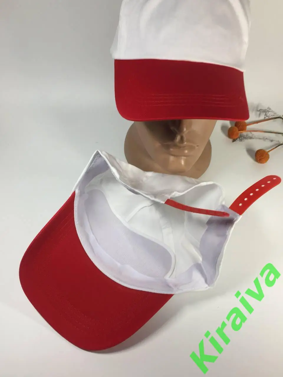 Белая бейсболка с красным изогнутым козырьком хлопковая регулировкой на защелке 7