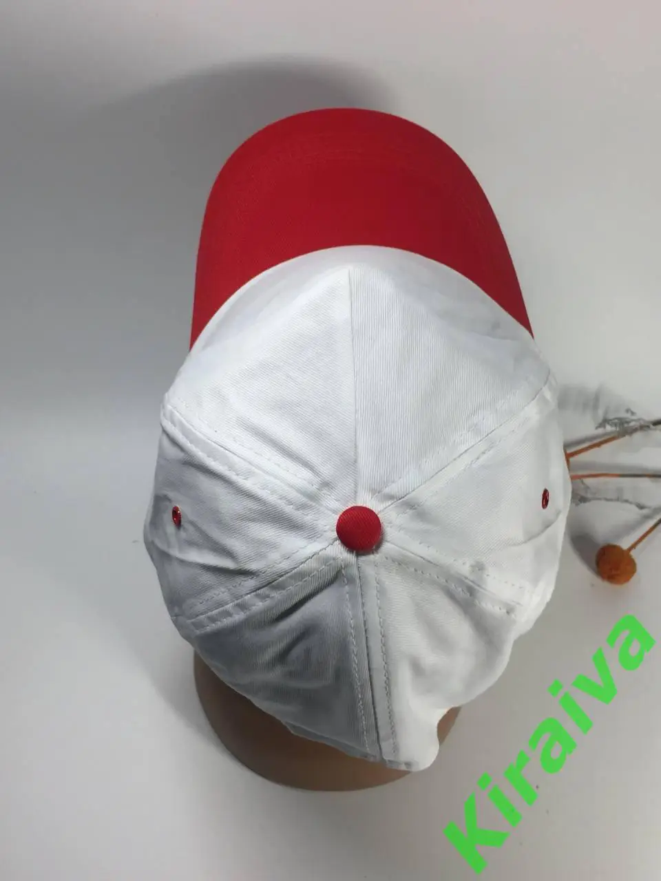 Белая бейсболка с красным изогнутым козырьком хлопковая регулировкой на защелке 2