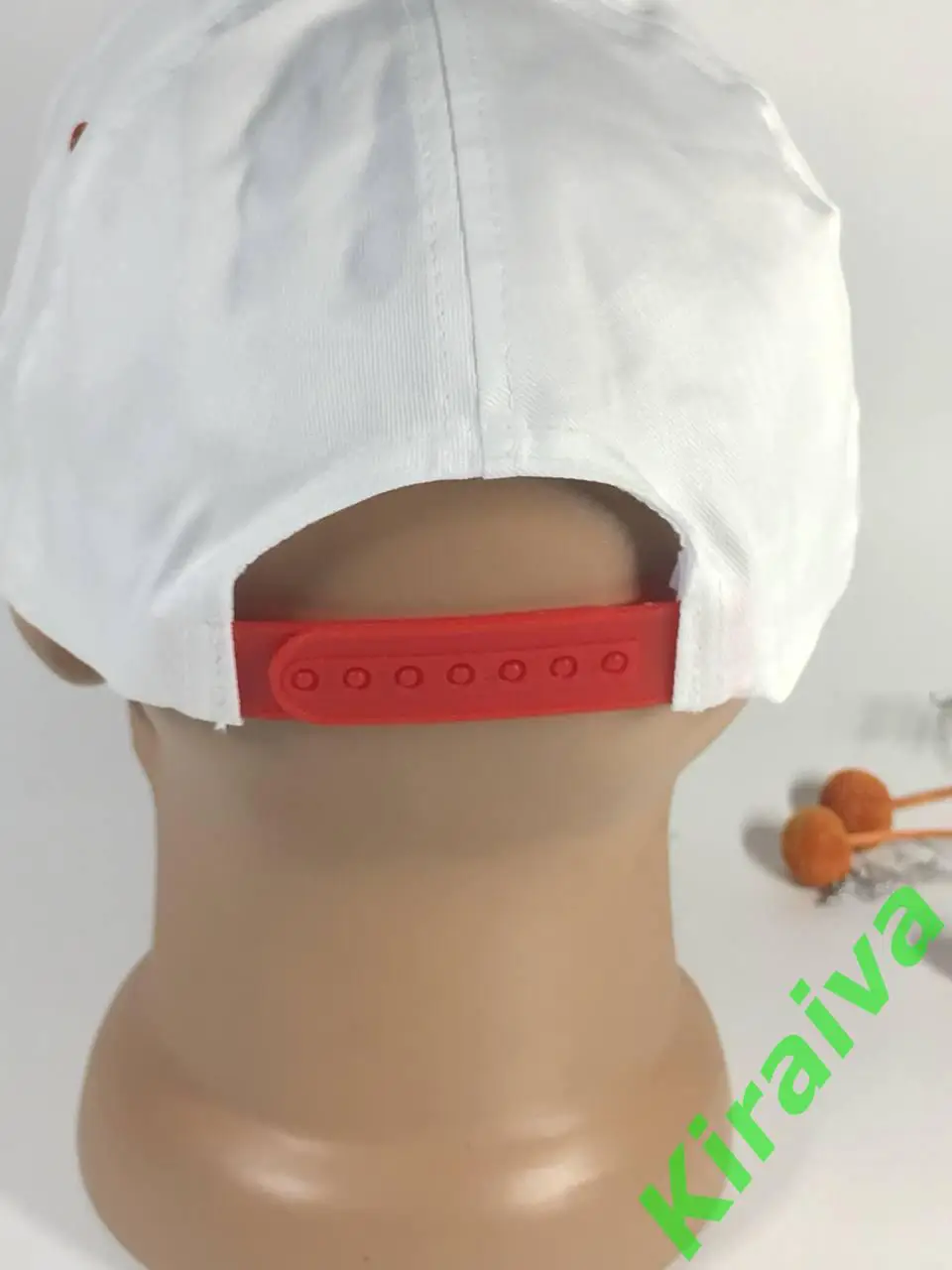 Белая бейсболка с красным изогнутым козырьком хлопковая регулировкой на защелке 3