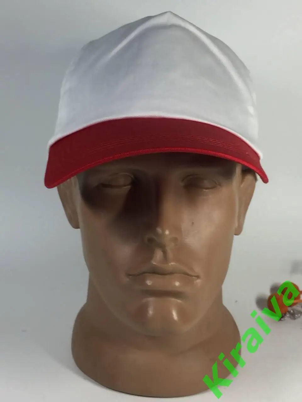 Белая бейсболка с красным изогнутым козырьком хлопковая регулировкой на защелке 4