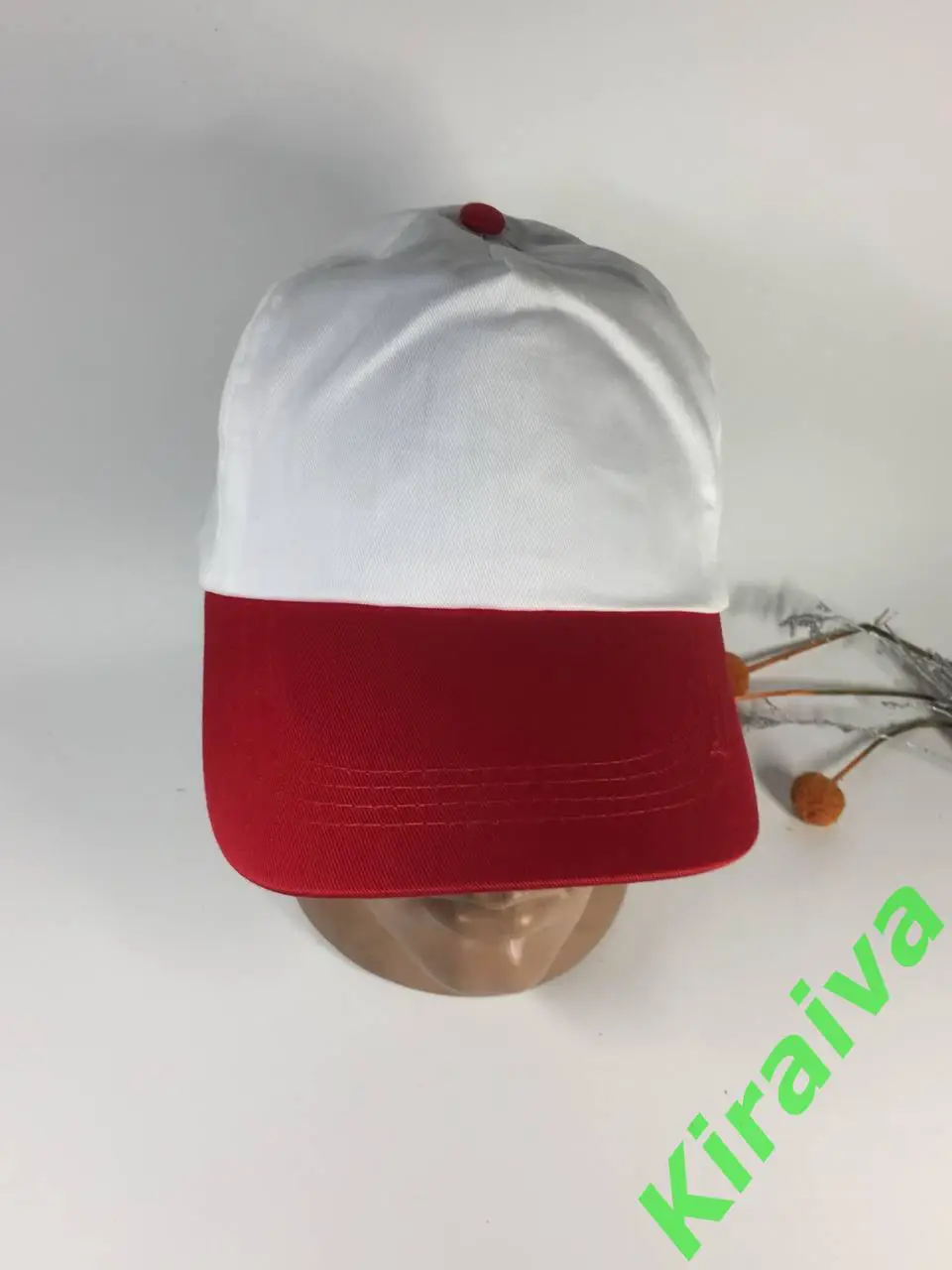 Белая бейсболка с красным изогнутым козырьком хлопковая регулировкой на защелке 5