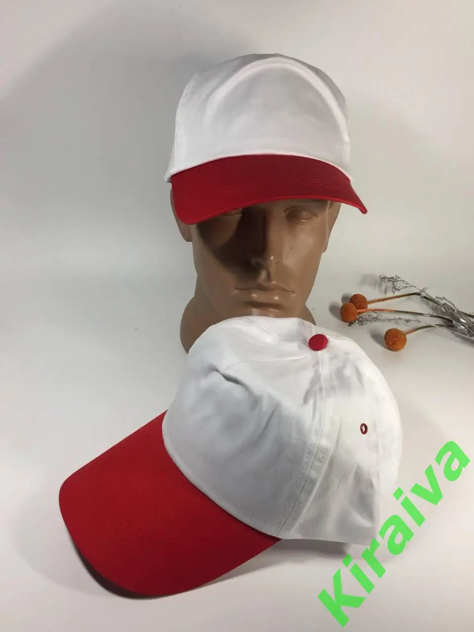 Белая бейсболка с красным изогнутым козырьком хлопковая регулировкой на защелке