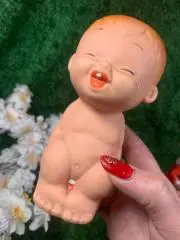 Игрушка резиновая Мальчик на горшке с пищалкой Югославия 80-х г винтаж Н363Р