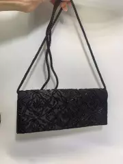 Клатч декорирован бисером, от Орифлейм, черного цвета, на магните 25х11х4 Н2264