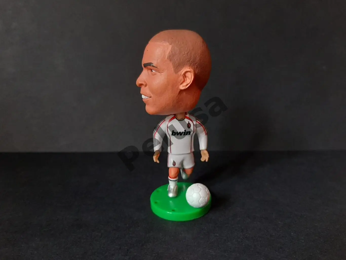 Роналдо. Мілан (біла форма). фігурки футболістів soccerwe 3