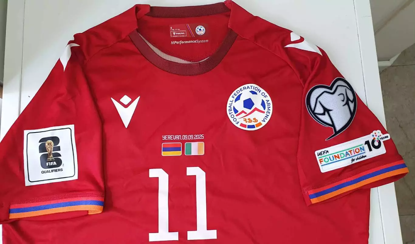 Официальная футбольная игровая майка сборной Армении 09.09.2025 2