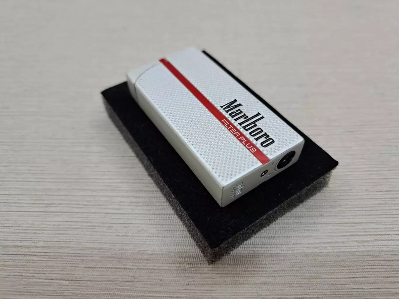Коллекционная зажигалка Marlboro Filter Plus 1