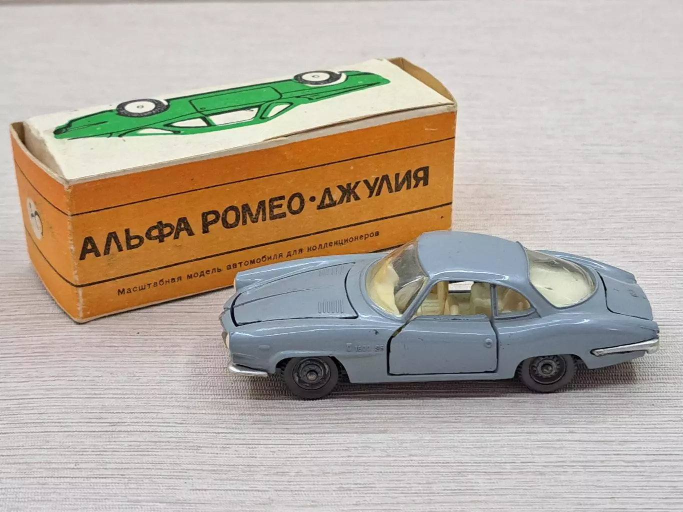 Модель автомобиля Alfa Romeo Giulia 1600 SS 1:43, люкс, СССР, родная коробка