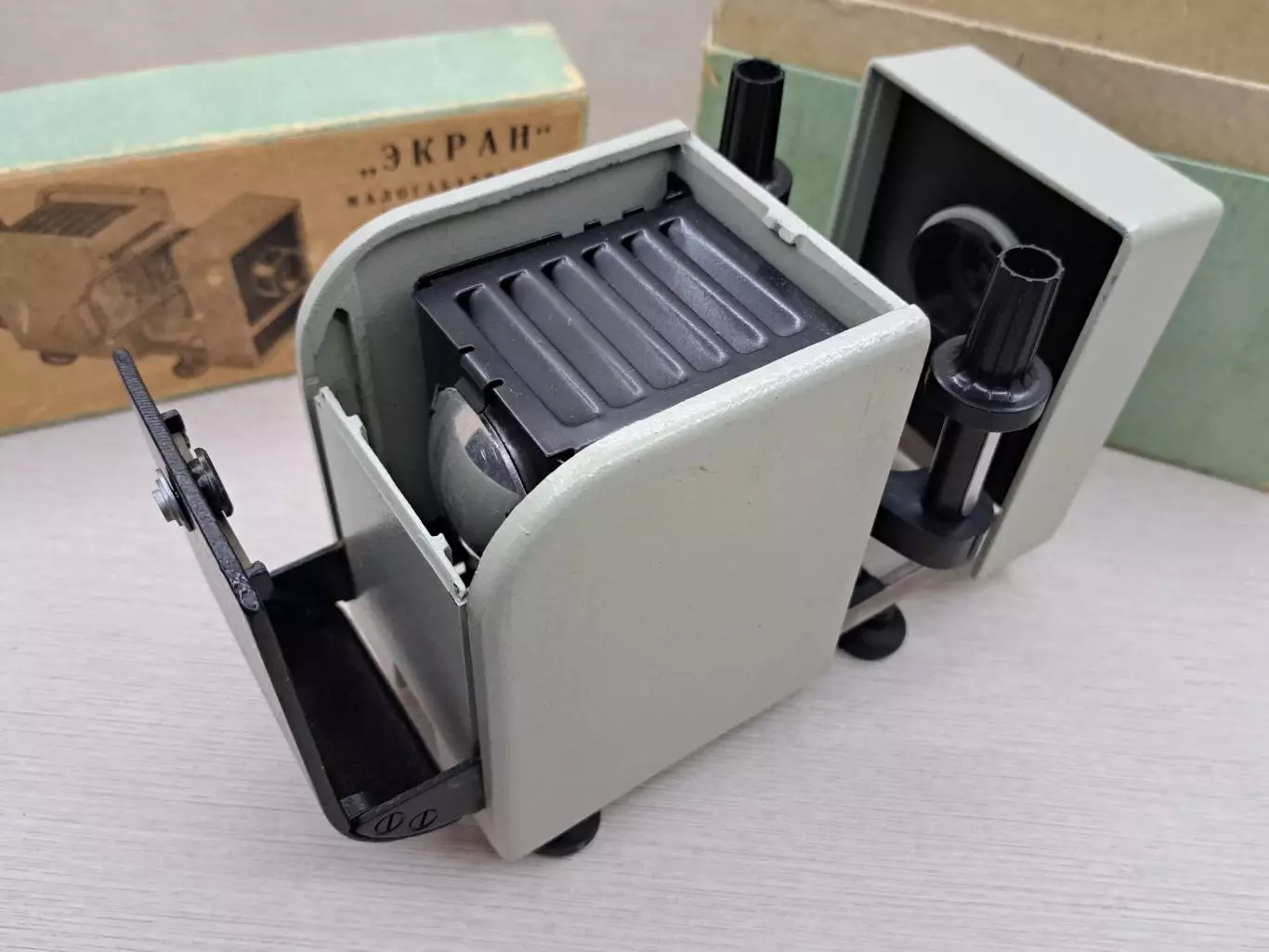 Советский диапроектор Экран, 1977, 60 лет Октябрьской революции 3