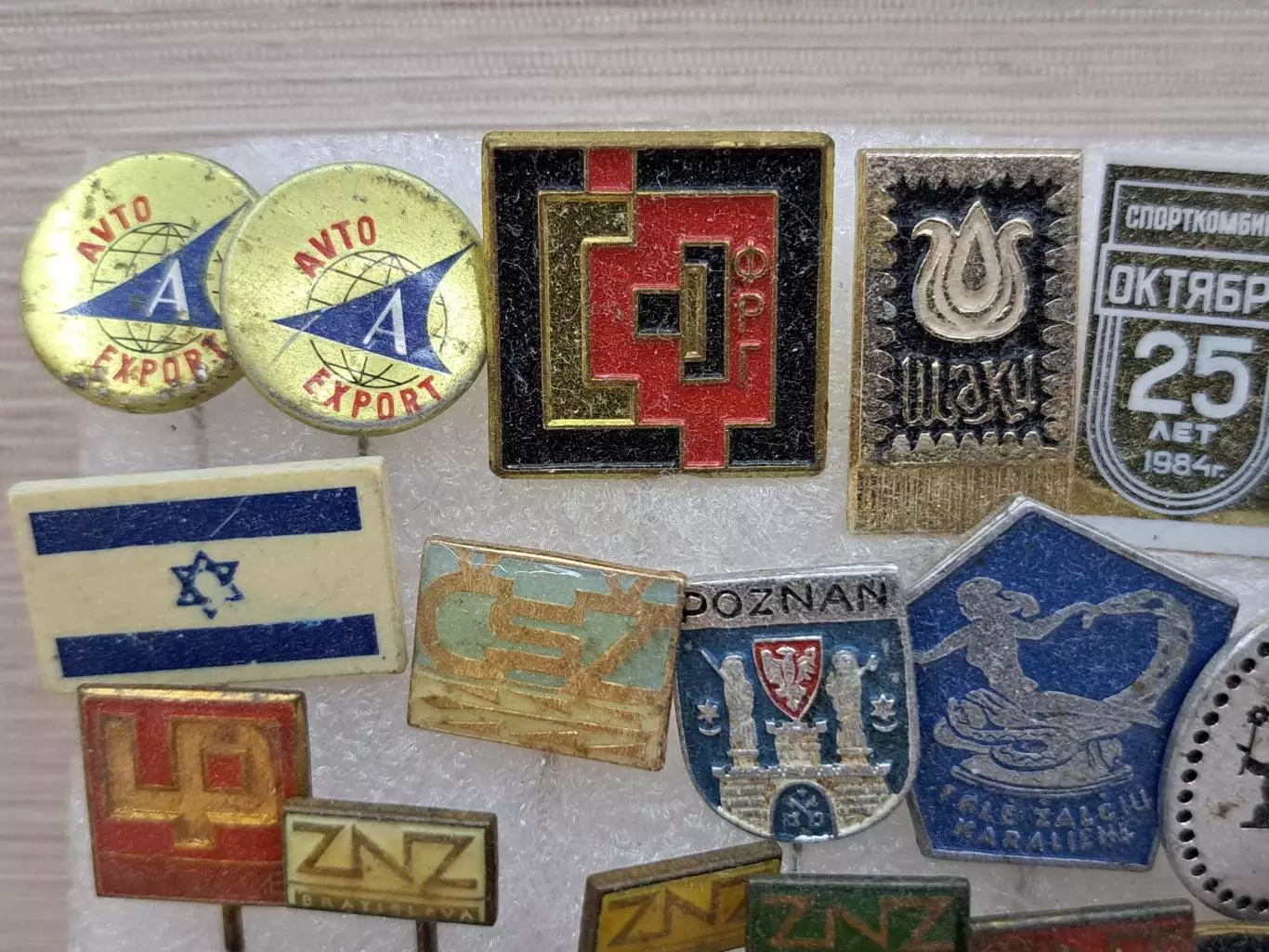 Винтажные зарубежные мини значки 27 штук 1