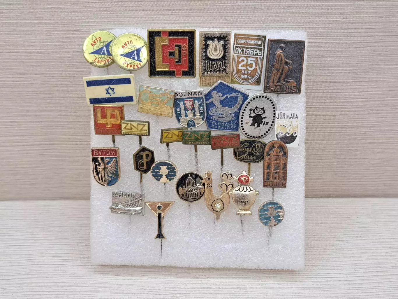 Винтажные зарубежные мини значки 27 штук