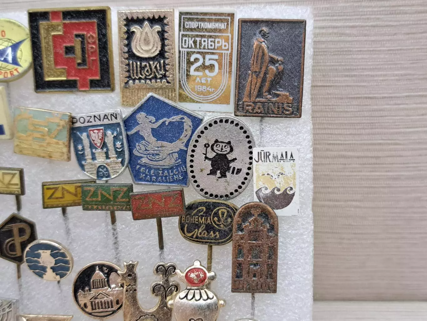 Винтажные зарубежные мини значки 27 штук 2
